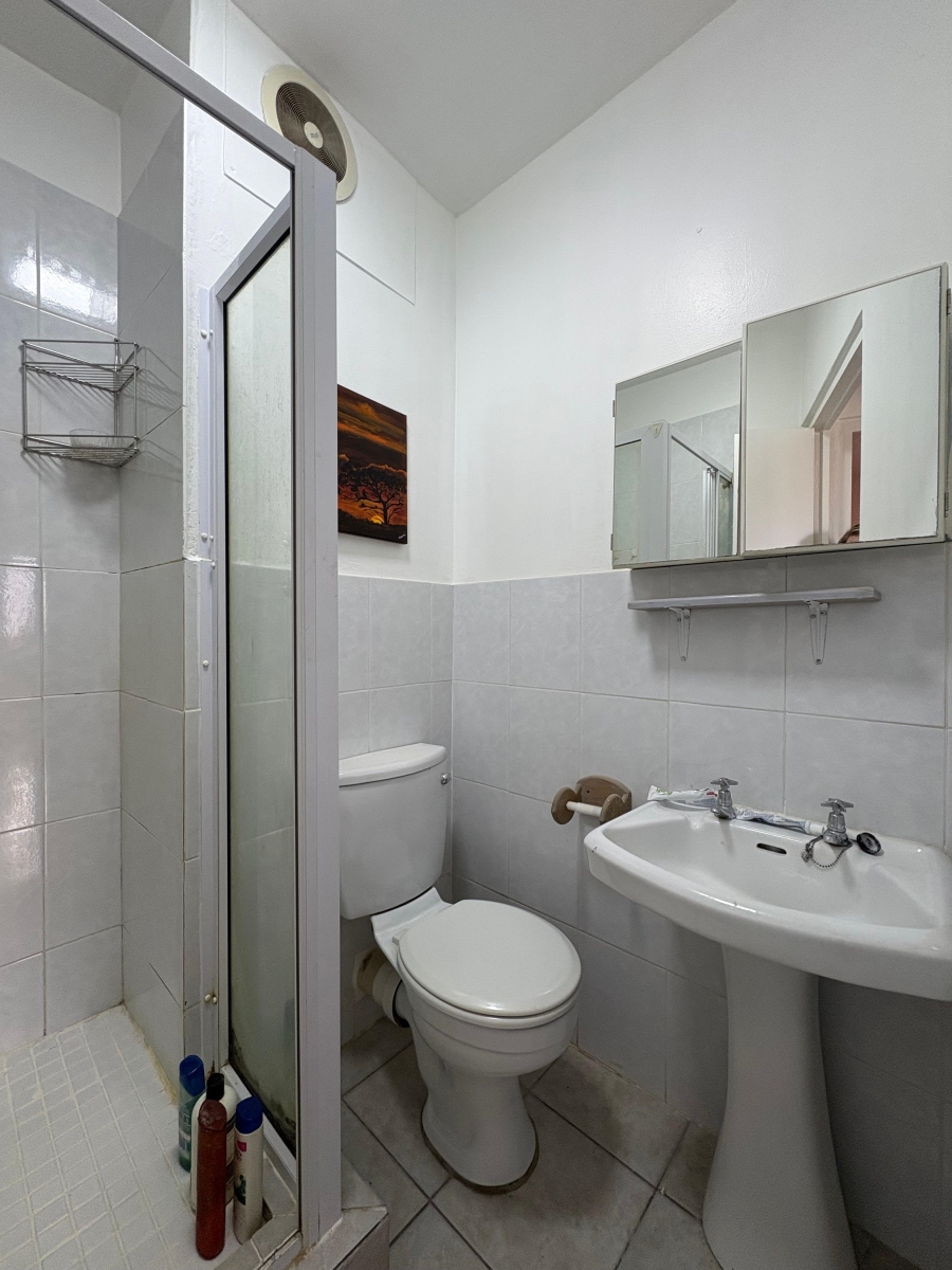 2 Bedroom Property for Sale in Vredehoek Western Cape